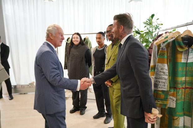 David Beckham y Carlos III salud&aacute;ndose. / Gtres