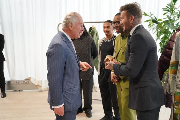 David Beckham y Carlos III salud&aacute;ndose. / Gtres