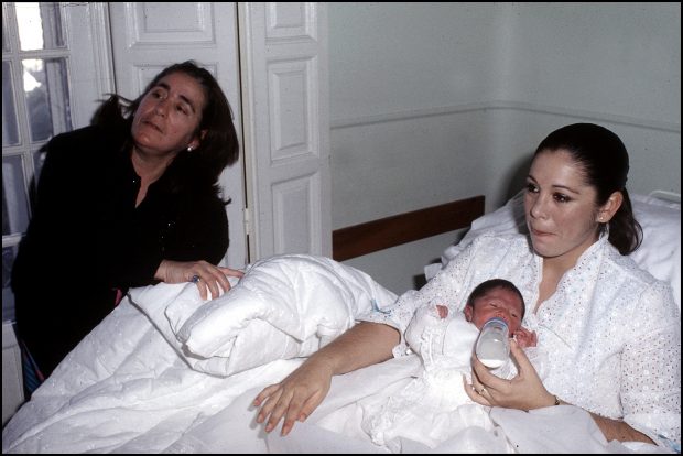 Do&ntilde;a Ana e Isabel Pantoja con su hijo Kiko en brazos / Gtres