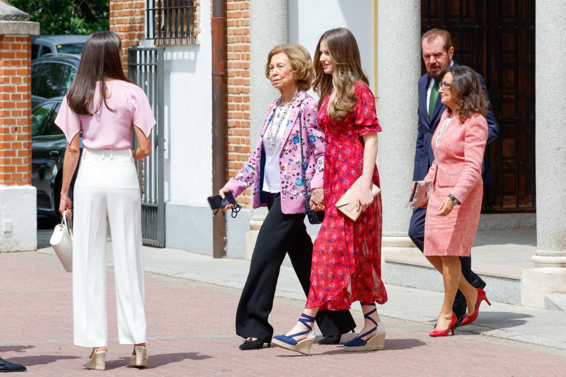 La Princesa Leonor junto a la Reina Sof&iacute;a en el d&iacute;a de la confirmaci&oacute;n de la Infanta Sof&iacute;a / Gtres