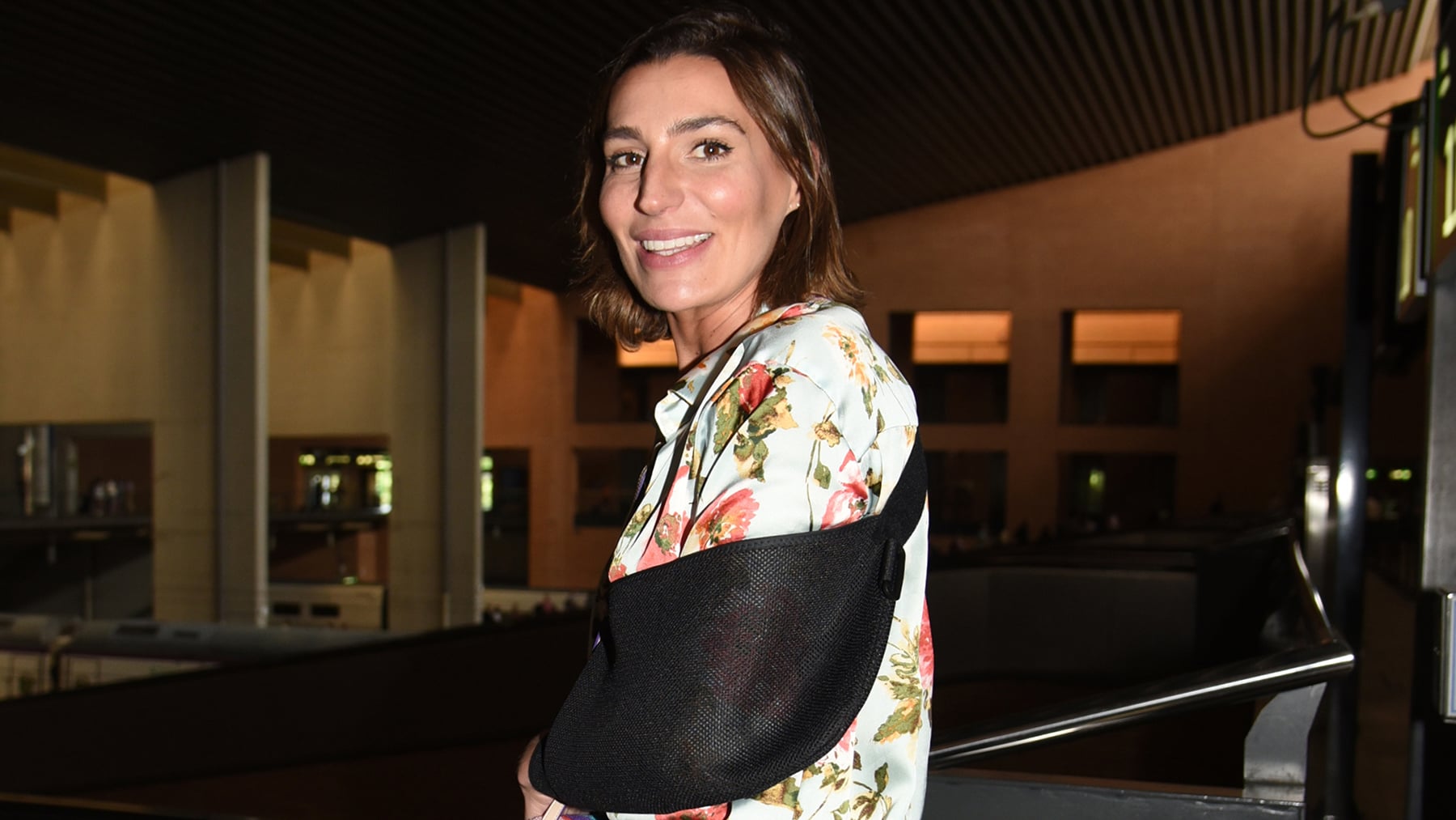 Eugenia Osborne en Sevilla con el brazo en cabestrillo. / Gtres
