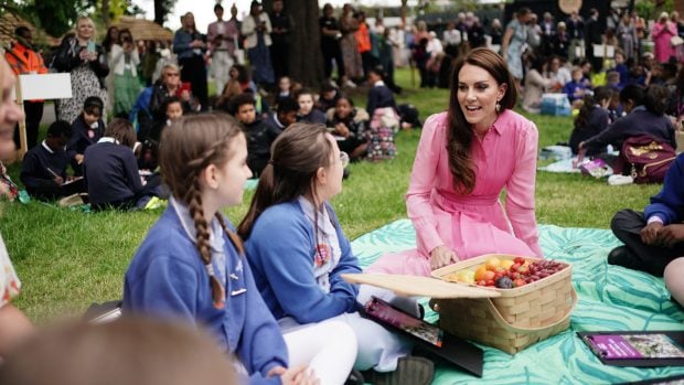 Catalina Middleton junto a unos ni&ntilde;os / Gtres