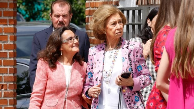 Paloma Rocasolano junto a do&ntilde;a Sof&iacute;a / Gtres