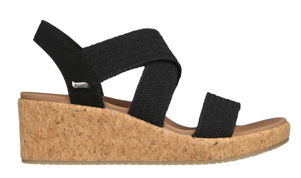 Las cuñas negras de Skechers que son un 'must' para este verano: no te vas a arrepentir de comprarlas