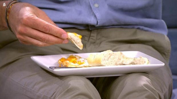 El plato de huevos fritos de Joaqu&iacute;n Prat en 'El Programa de Ana Rosa'. / Telecinco