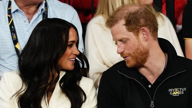El pr&iacute;ncipe Enrique y Meghan Markle mir&aacute;ndose. / Gtres