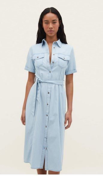 La nueva joya de Stradivarius: un vestido vaquero que hace tipazo