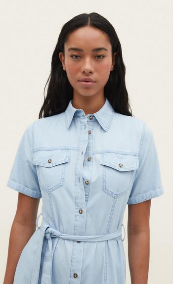 La nueva joya de Stradivarius: un vestido vaquero que hace tipazo