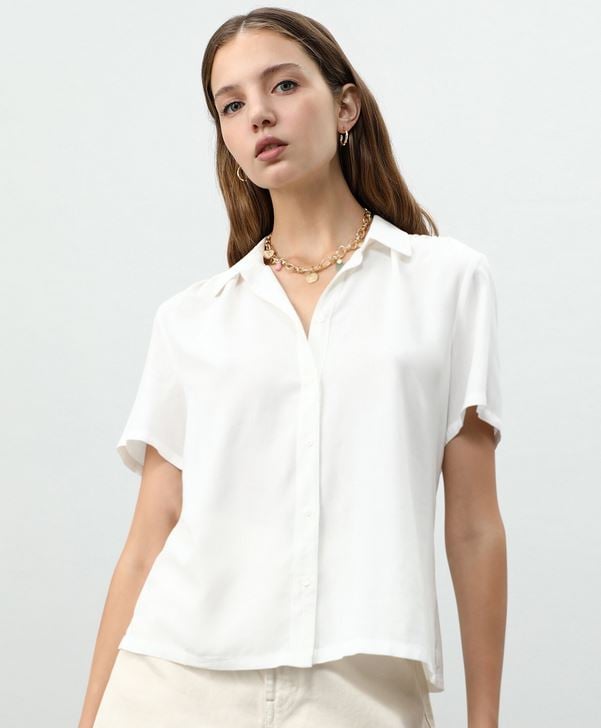 Lefties se une a la moda con esta camisa blanca de manga corta con cuellos que pega con todo