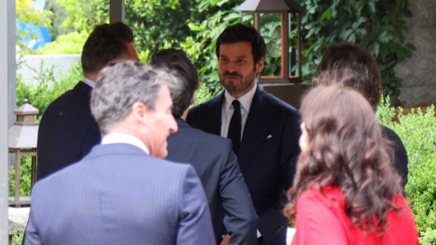 Guillermo B&aacute;rcenas junto a unos amigos en la celebraci&oacute;n de su boda / Gtres