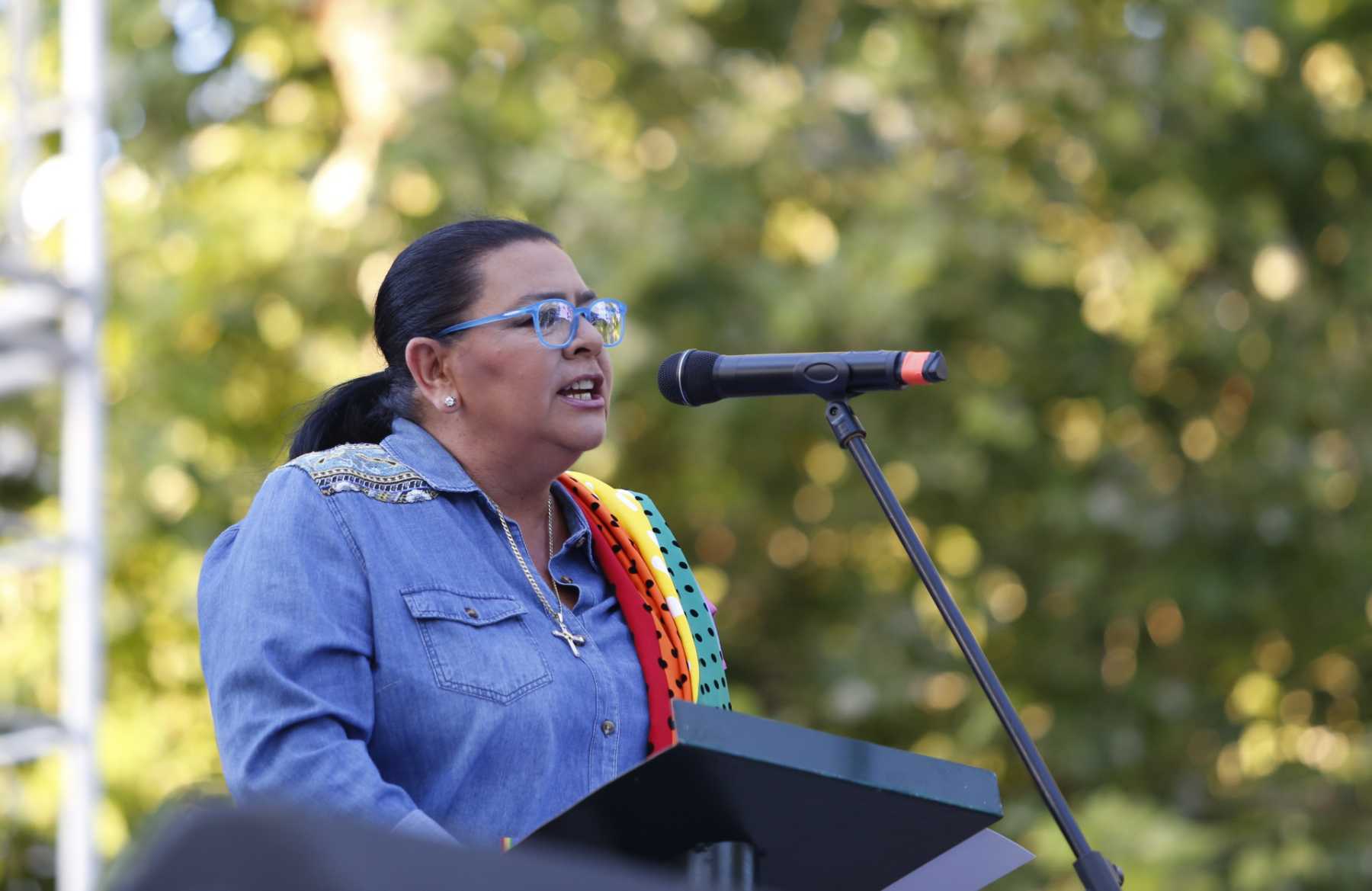 La cantante Maria del Monte durante el preg&oacute;n de las fiesta del Orgullo en Sevilla / Gtres