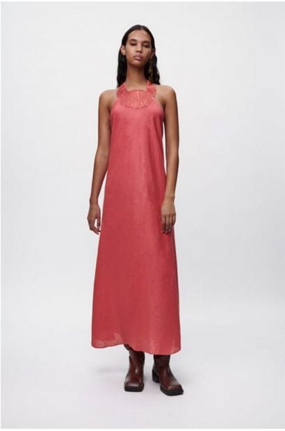 Vestido rosa con detalle en el cuello de Zara / Zara