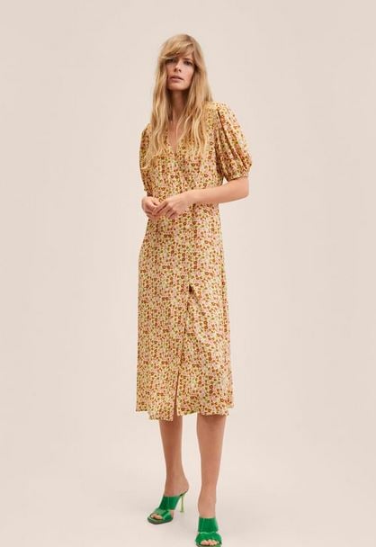 Los 5 vestidos largos de Mango Outlet por menos de 20 euros para hacer un cambio de armario