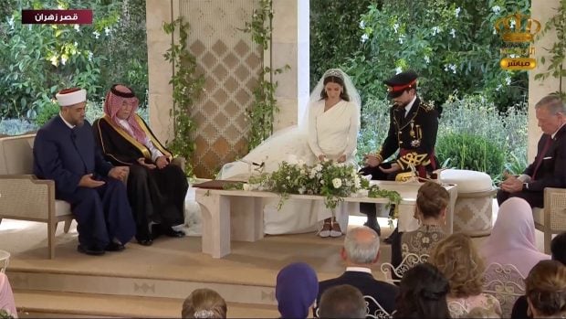 El pr&iacute;ncipe Hussein de Jordania y Rajwa Al Saif en su boda. / Jordan TV