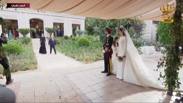 El pr&iacute;ncipe Hussein de Jordania y Rajwa Al Saif en su boda junto a Abdal&aacute; y Rania. / Jordan TV