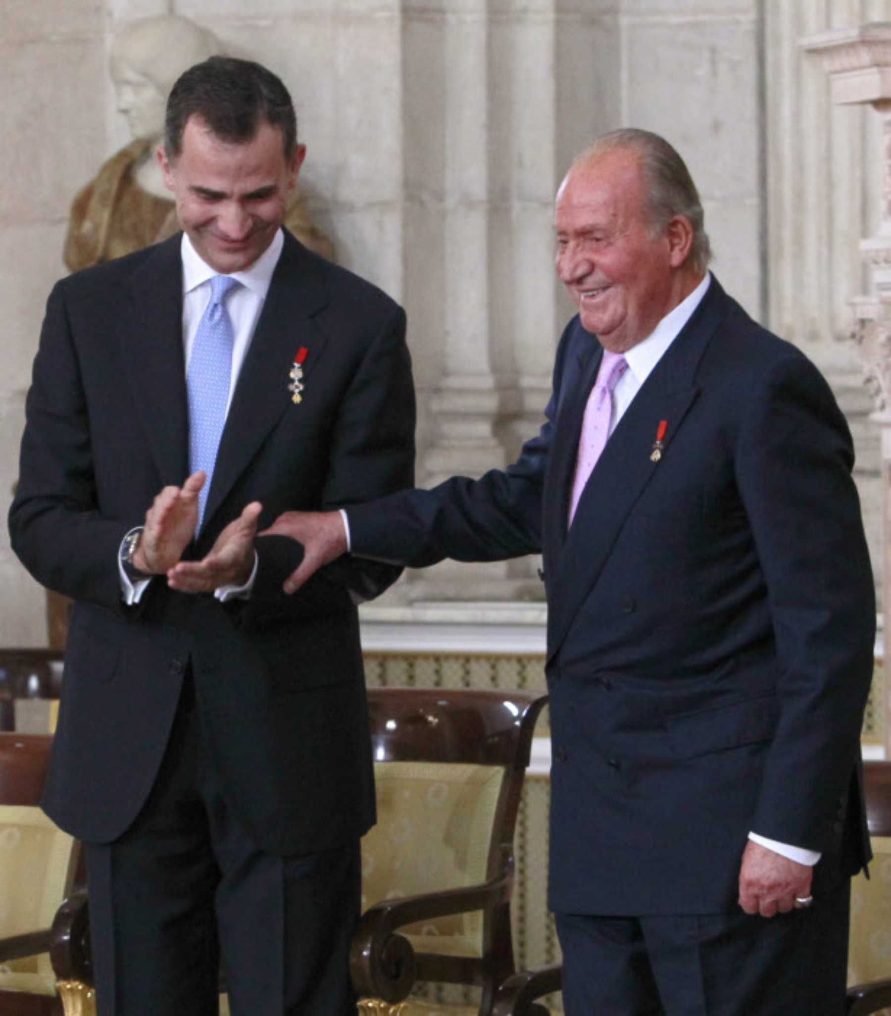 Juan Carlos I y el Rey Felipe VI en el d&iacute;a de la abdicaci&oacute;n del em&eacute;rito / Gtres