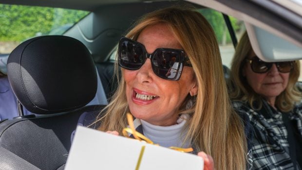 Ana Obreg&oacute;n regala pastas a la prensa / Gtres