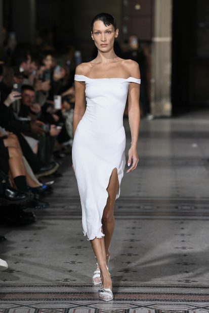 Bella Hadid en el desfile de Coperni. / Gtres