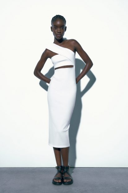 Vestido blanco, asim&eacute;trico y con abertura en la parte frontal. / Zara