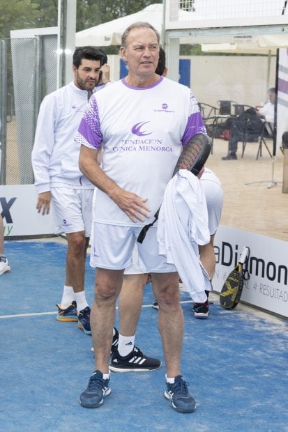 Bert&iacute;n Osborne jugando en un torneo ben&eacute;fico de p&aacute;del por la fundaci&oacute;n Cl&iacute;nica Menorca. / Gtres