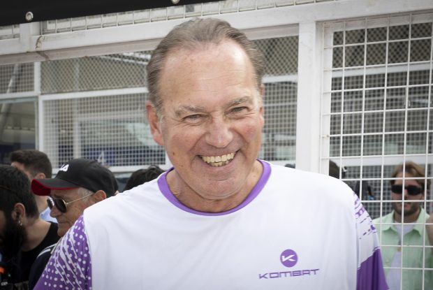 Bert&iacute;n Osborne jugando en un torneo ben&eacute;fico de p&aacute;del por la fundaci&oacute;n Cl&iacute;nica Menorca. / Gtres