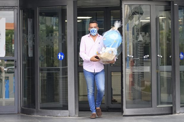 Kike Calleja en el hospital con la cesta de 'S&aacute;lvame'. / Gtres