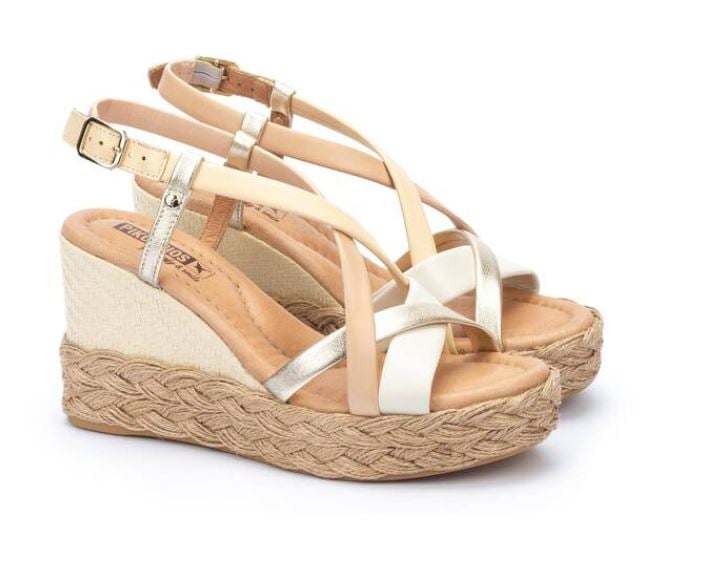 Así son las sandalias plateadas con cuña de Pikolinos que necesitas tener en tu armario: son una locura