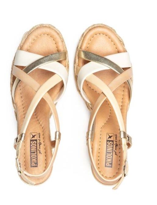 Así son las sandalias plateadas con cuña de Pikolinos que necesitas tener en tu armario: son una locura