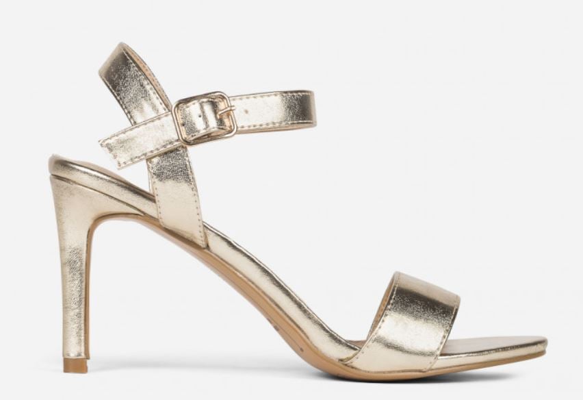 Sandalias plateadas para los looks m&aacute;s elegantes: Marypaz apuesta por los eventos especiales de manera low cost