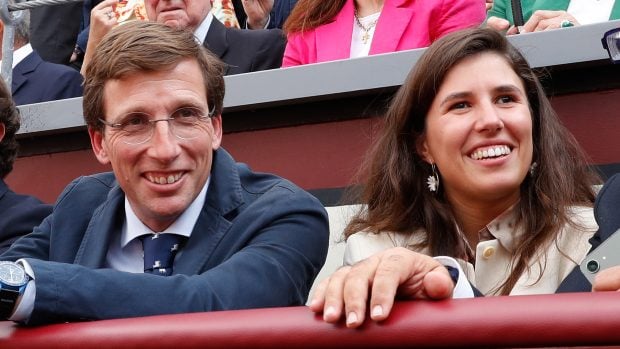 Mart&iacute;nez Almeida y su pareja en una imagen de archivo / Gtres