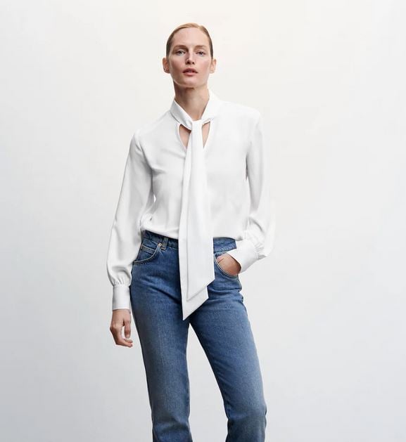 Una blusa fluida con lazo: así es la camisa negra de Zara que pega con todo