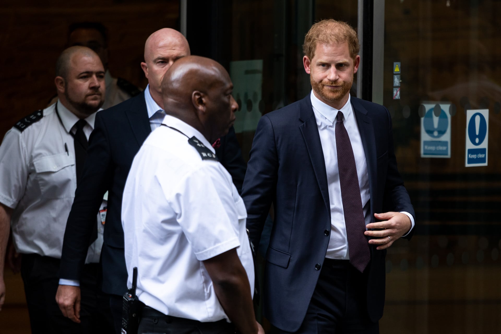 El príncipe Harry sale del juicio serio