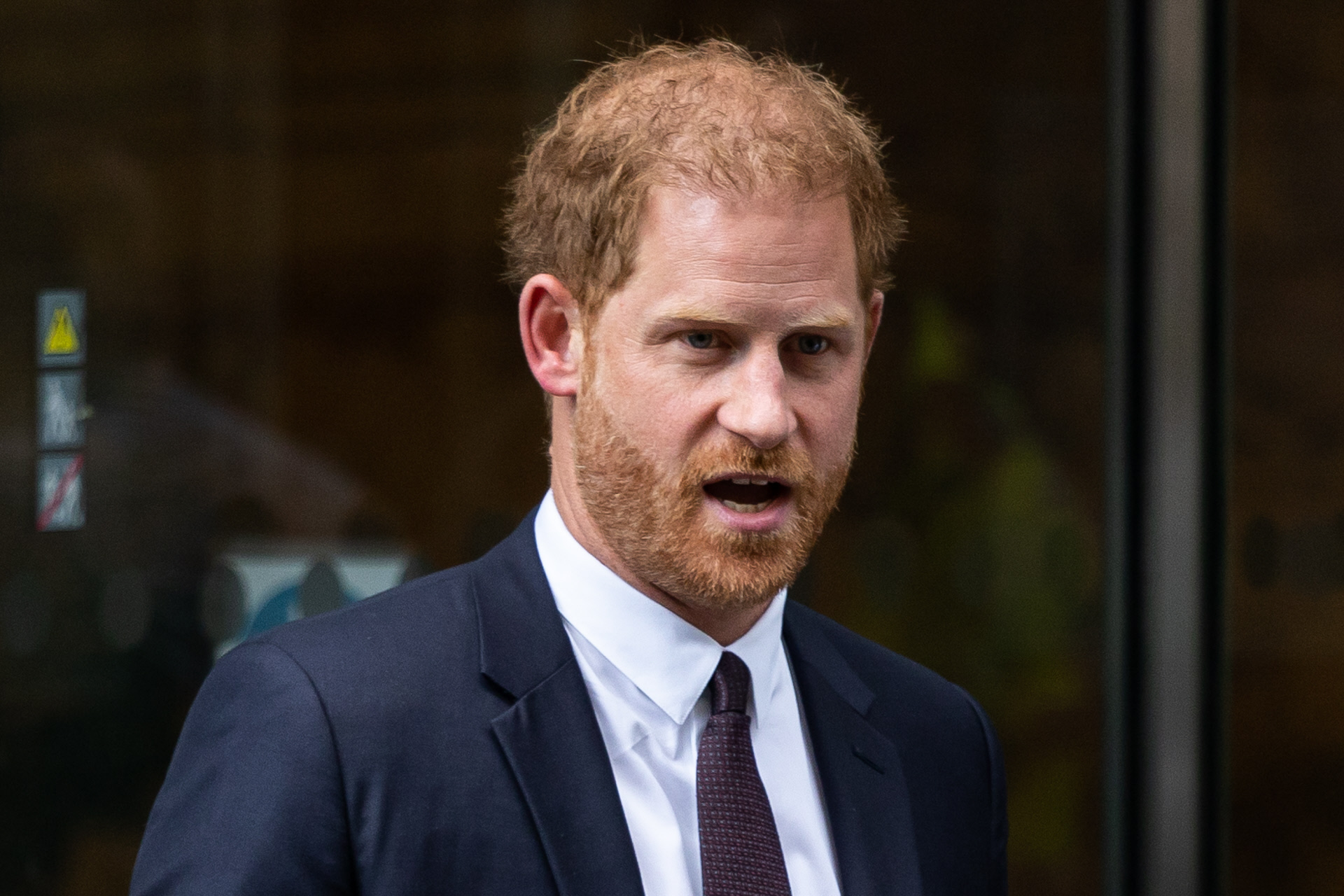 El príncipe Harry sale del juicio serio