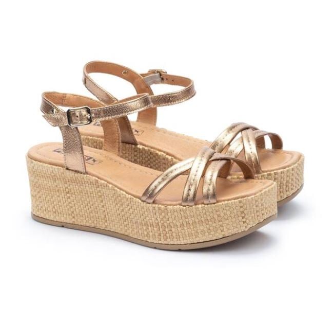 Cu&ntilde;as bajas con tiras doradas: la nueva apuesta de Pikolinos para el verano