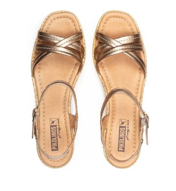 Cu&ntilde;as bajas con tiras doradas: la nueva apuesta de Pikolinos para el verano