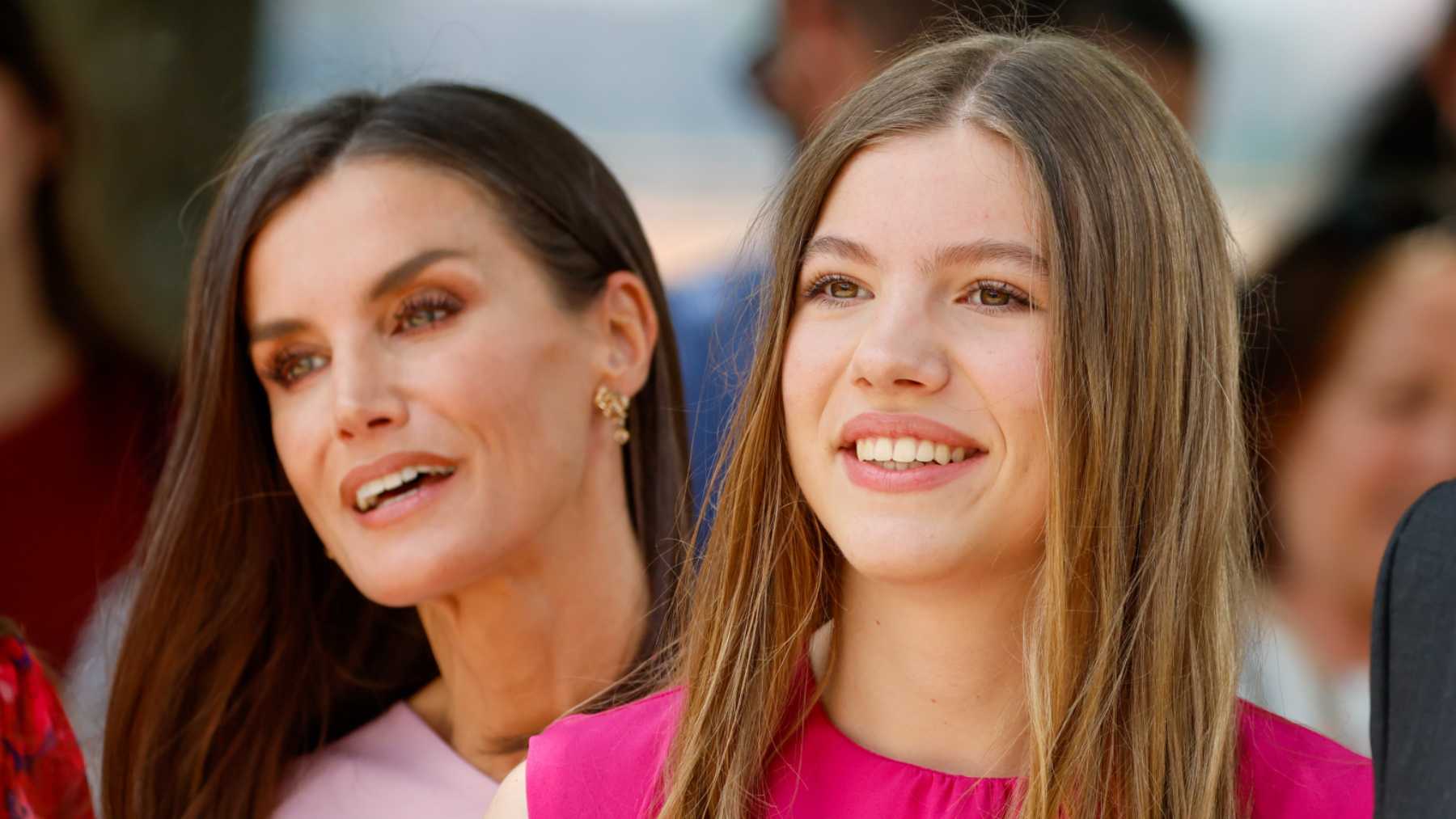 La Reina Letizia y la Infanta Sof&iacute;a el d&iacute;a de su confirmaci&oacute;n / Gtres