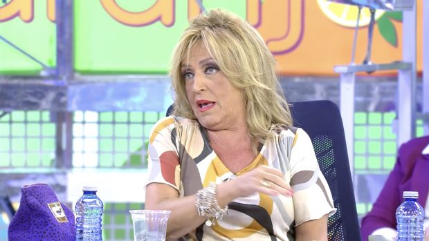 Lydia Lozano hablando desde el plat&oacute; de 'S&aacute;lvame'. / Telecinco