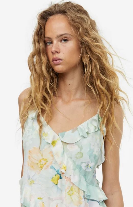 Un vestido de crep&eacute; con volantes: la nueva joya de H&M que parece de la realeza y cuesta muy poco