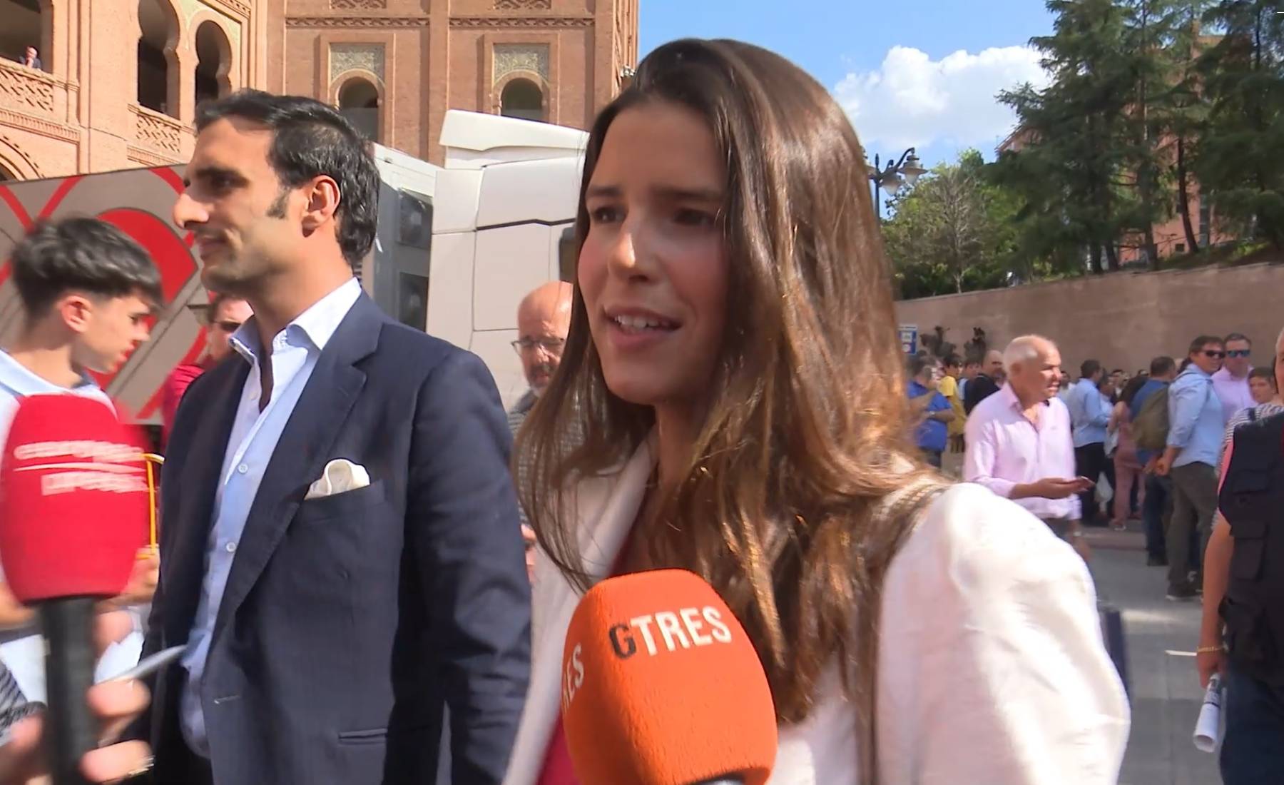 Cayetana Rivera llegando a la plaza de toros de Las Ventas de Madrid/ Gtres