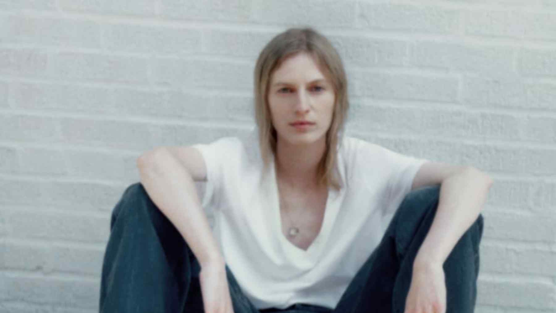 Es súper básica pero la necesitas: así es la camiseta por la que apuesta Zara