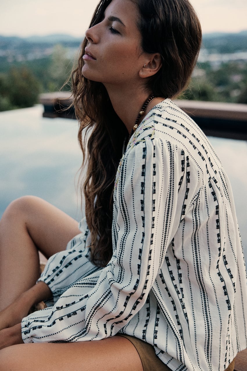 Blanca con bordados: as&iacute; es la mejor camisa que Zara tiene en su web