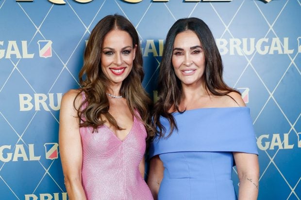 Eva Gonz&aacute;lez y Vicky Mart&iacute;n Berrocal en un photocall de Ron Brugal. / Gtres