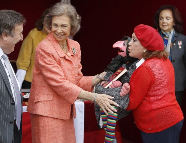Mari Carmen y sus mu&ntilde;ecos con la Reina Sof&iacute;a. / Gtres