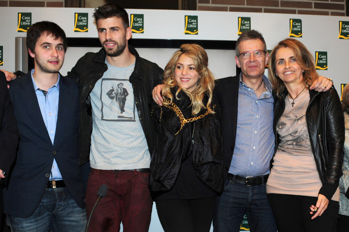Marc Piqu&eacute;, Gerard Piqu&eacute;, Shakira y los padres del futbolista / Gtres