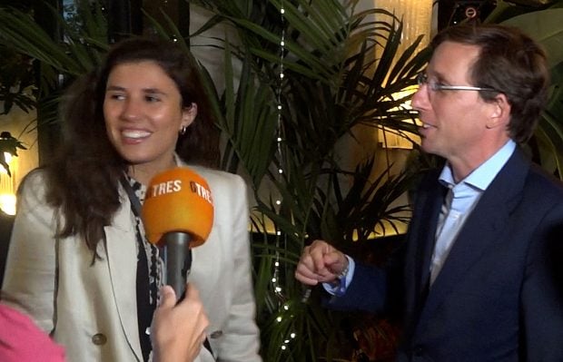 Jos&eacute; Luis Mart&iacute;nez-Almeida y Teresa Urquijo en un photocall. / Gtres