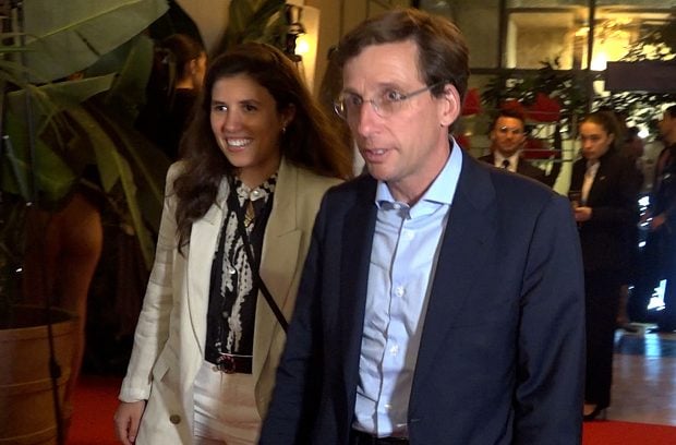 Jos&eacute; Luis Mart&iacute;nez-Almeida y Teresa Urquijo en un photocall. / Gtres