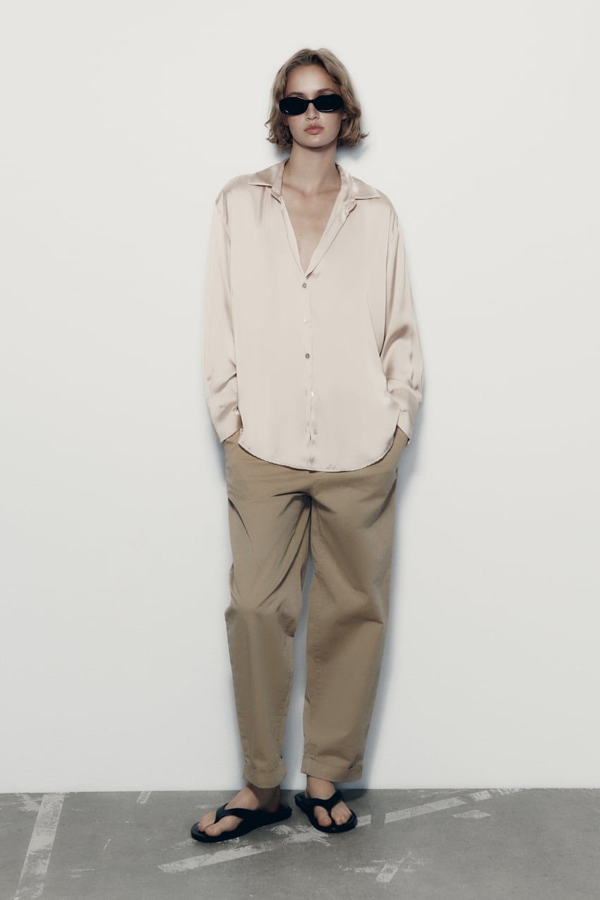 Con escote y botones: as&iacute; es la camisa m&aacute;s elegante de Zara que pega con todos tus looks