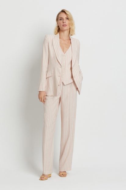 Traje con rayas verticales anaranjadas. / Laura Bernal