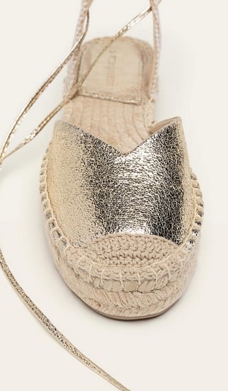 Stradivarius arrasa con sus últimas alpargatas: doradas, destalonadas y muy cómodas