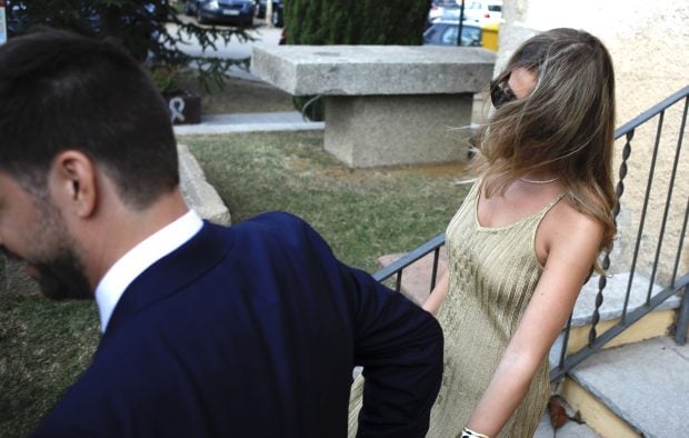 Clara Chia y Gerard Piqu&eacute; en la boda de su hermano. / Gtres